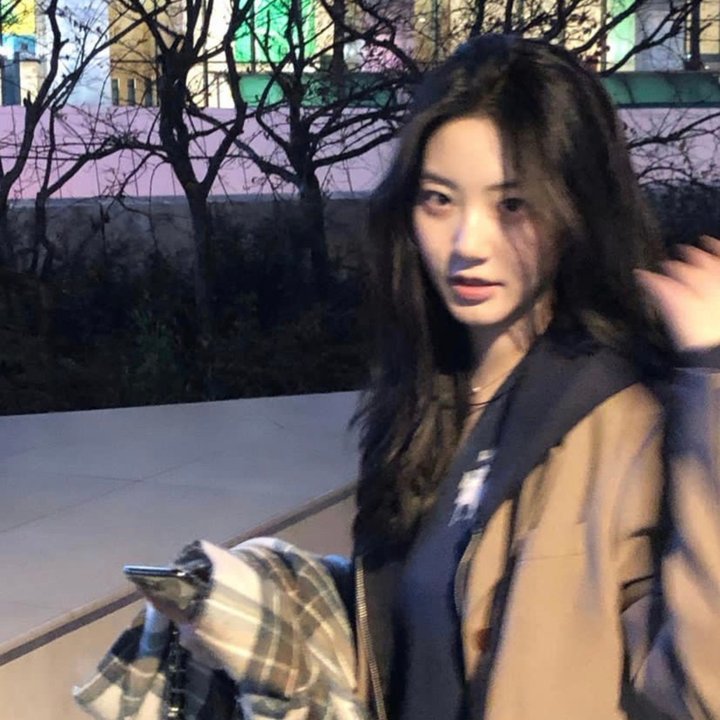 濠河边上的女人